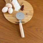 پیتزا بر استیل دسته چوبی